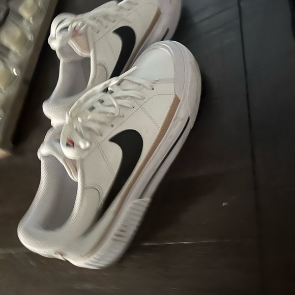 Nike White and Black Low-Top Sneakers - Picture 4 of 4